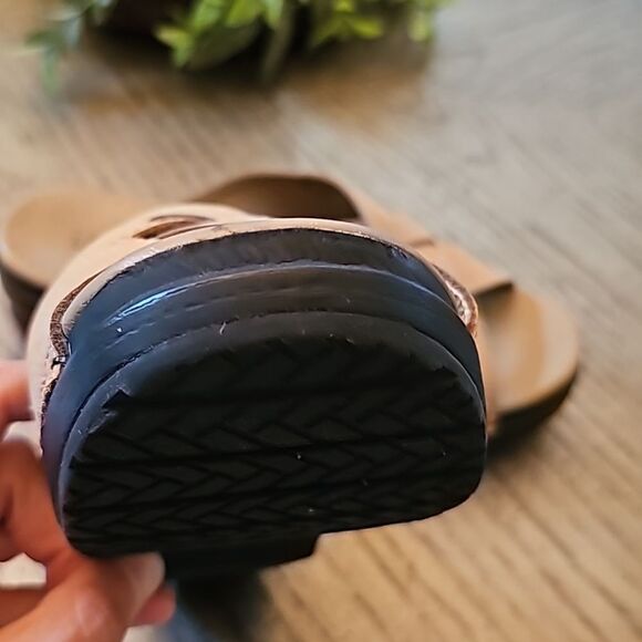 L.L. Bean tan leather sandals size 8 new condition - Picture 7 of 10